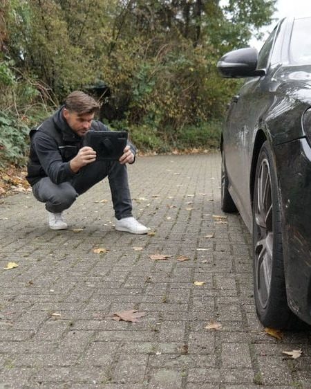 Carsten Heiken fotografiert ein Fahrzeug bei der Besichtigung in Herten